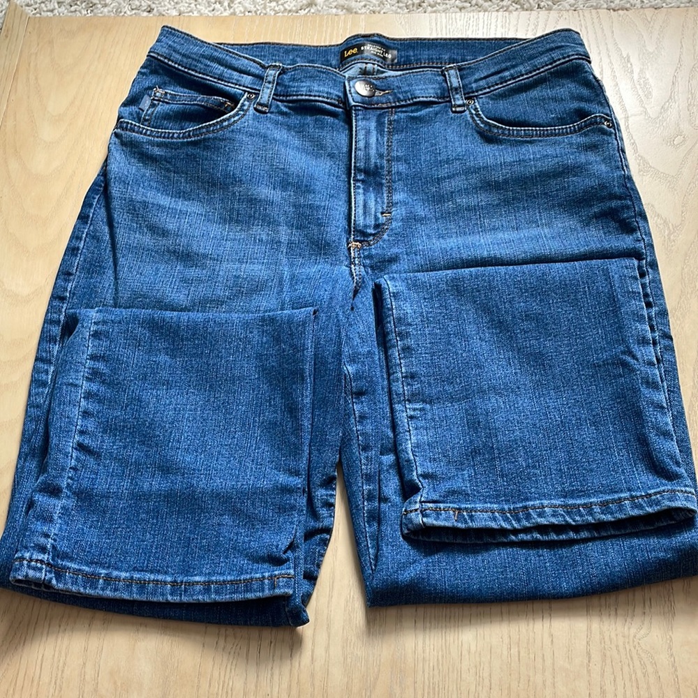 Lee Relaxed Fit. Straight Leg. Mid Rise size 10 /16 waist/38Long